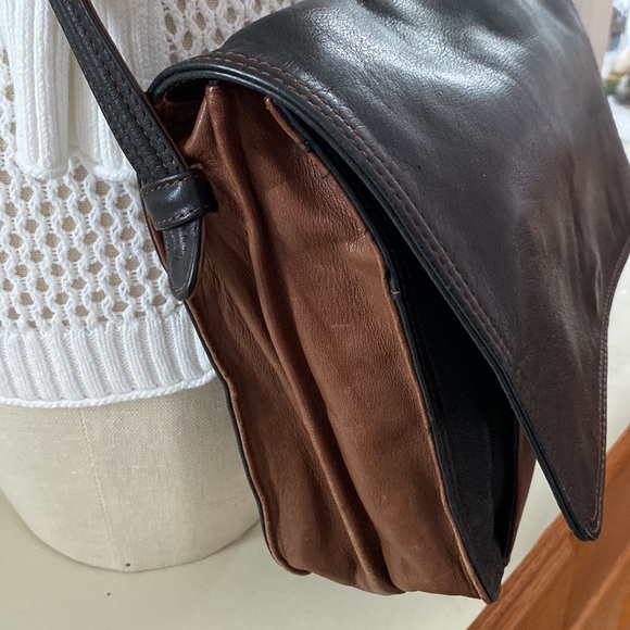 Opale genuine leather crossbody bag in black and tan. Multiple compartments. - Picture 5 of 17